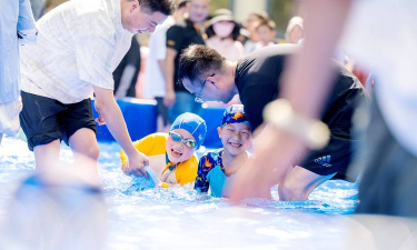 水可以用来做什么游戏，玩水乐趣多，亲子互动强