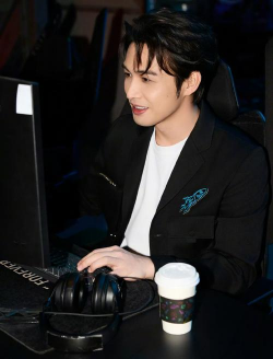 张彬彬电竞是什么游戏，明星跨界电竞，引发粉丝好奇