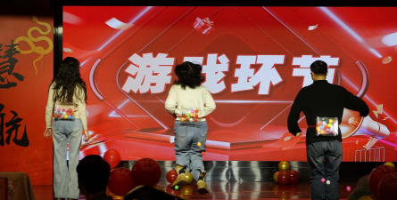 两个人唱歌玩什么游戏，轻松互动，增加趣味